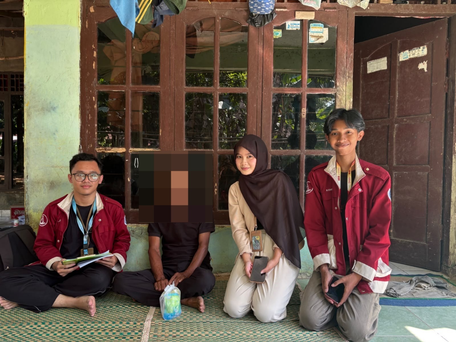 Tim Mahasiswa IPB bersama Pemulung Generasi Pertama